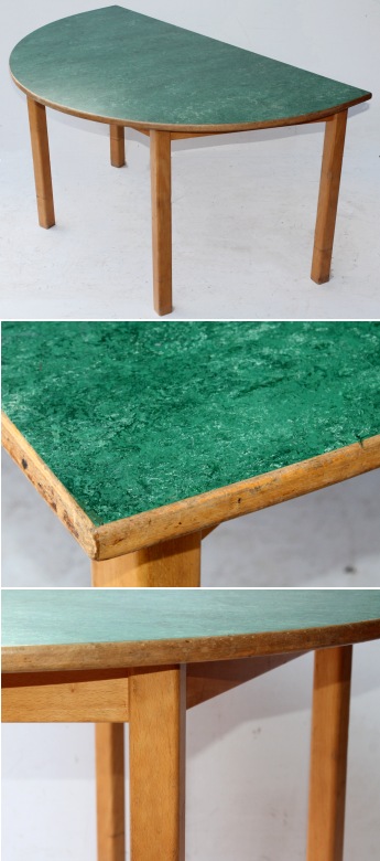 Skolebord eller arbejdsbord med grøn linoliumsbordplade