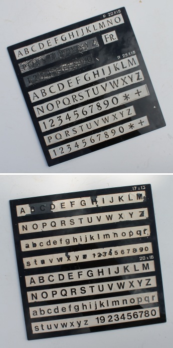 Tavler med alfabetet i Sort Glas