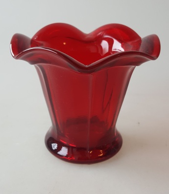 Rød vase med flæsekant