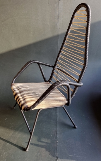 Højrygget stol i metal & plast