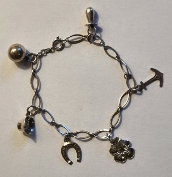 Armbnd med charms