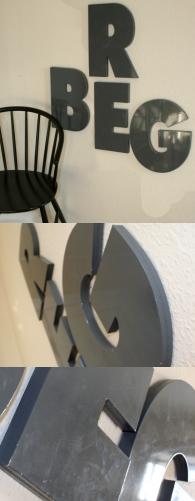 Store grå bogstaver  E & G  i 2 forskellige størrelser