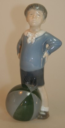 Dreng med bold, Royal Copenhagen porcelnsfigur Nr. 3542